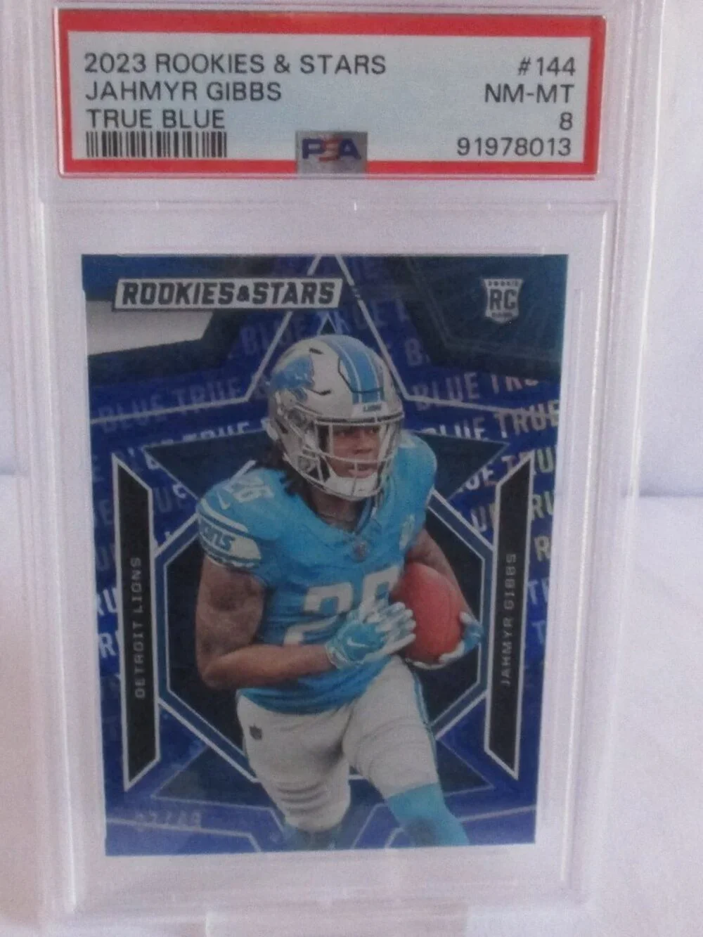 2023 ROOKIES & STARS JAHMYR GIBBS # 49 TRUE BLUE /49 PSA 8